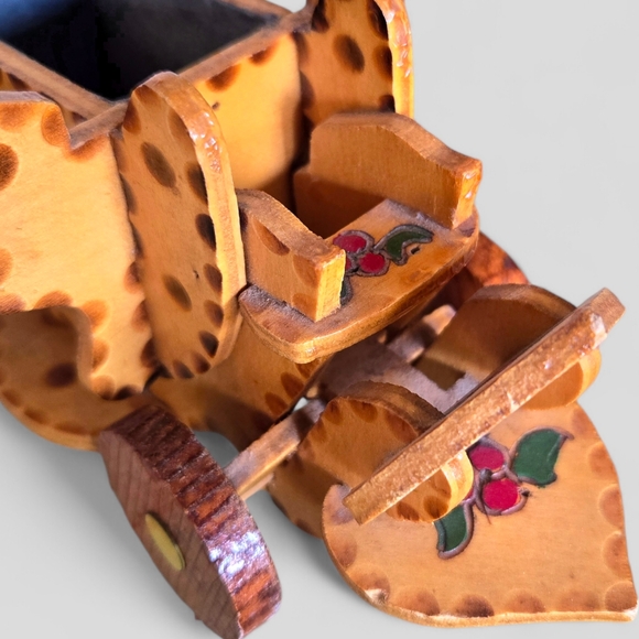 Vintage Tramp Art Carriage Gift or Trinket Box, Cinderella Coach Ring Box - Picture 11 of 12